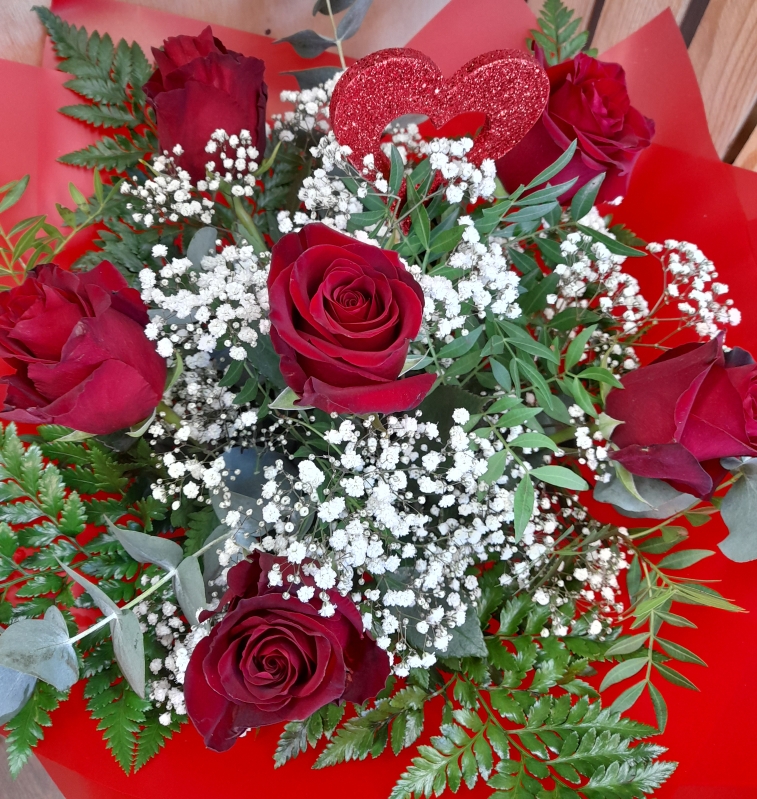 6 red roses bouquet