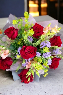 7 red roses with Lisianthus bouquet