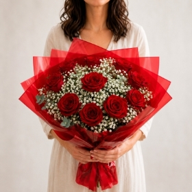 11 red roses with gipsofilija